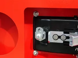 Puerta de mantenimiento con cerradura